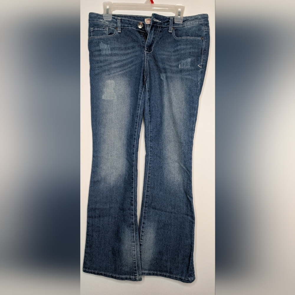l.e.i Distressed Bootcut Jeans - Picture 2 of 12